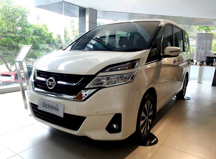 Ilustrasi Nissan Serena di dealer