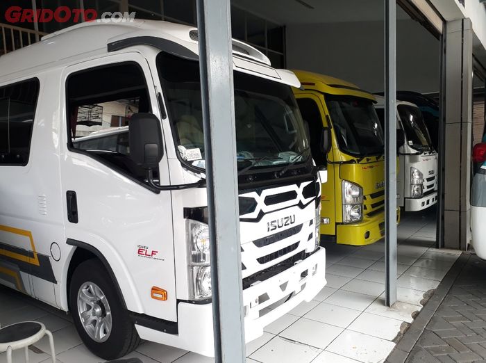 Deretan Micro bus kondisi baru di showroon bus GMA di Jakarta Utara