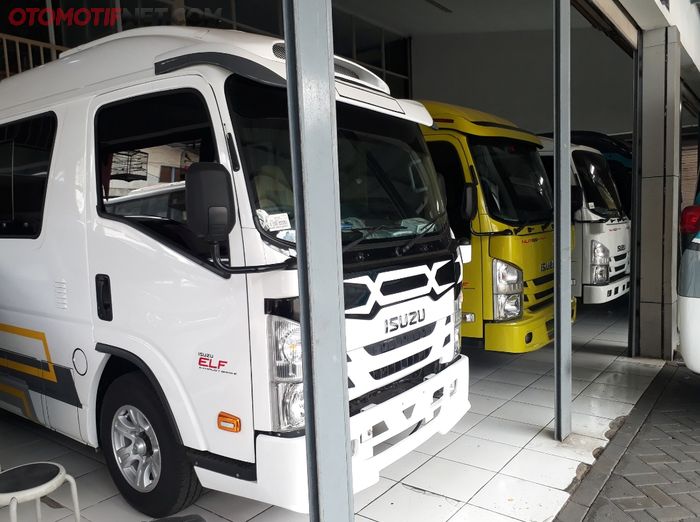 Deretan Micro bus kondisi baru di showroon bus GMA di Jakarta Utara