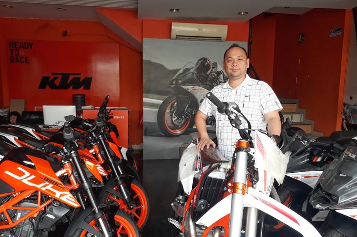 Hendrik David di dealer KTM Kebon Jeruk, Jakarta Barat.