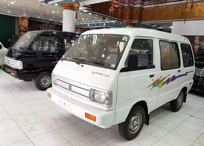 Dua unit Suzuki Carry 1000 kondisi new old stock di showroom Bintang Motor, Bandung, Jawa Barat.