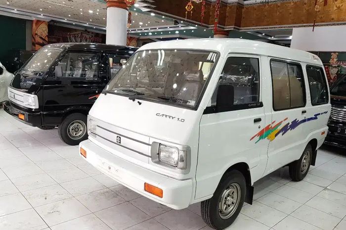 Dua unit Suzuki Carry 1000 kondisi new old stock di showroom Bintang Motor, Bandung, Jawa Barat.
