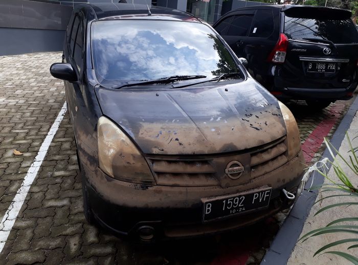 Nissan yang akan di servis di bengkel resmi