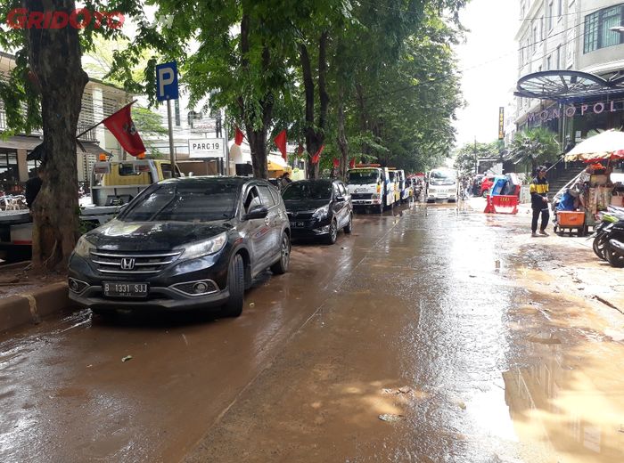 Situasi Jalan Taman Kemang yang habis terkena banjir