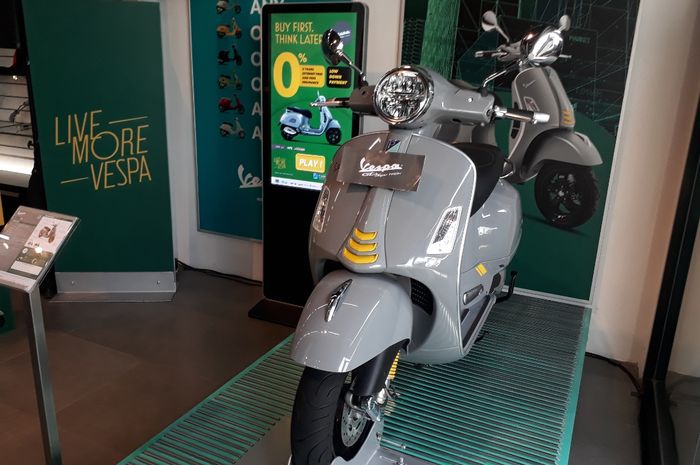 Vespa GTS Super Tech 300 di dealer.