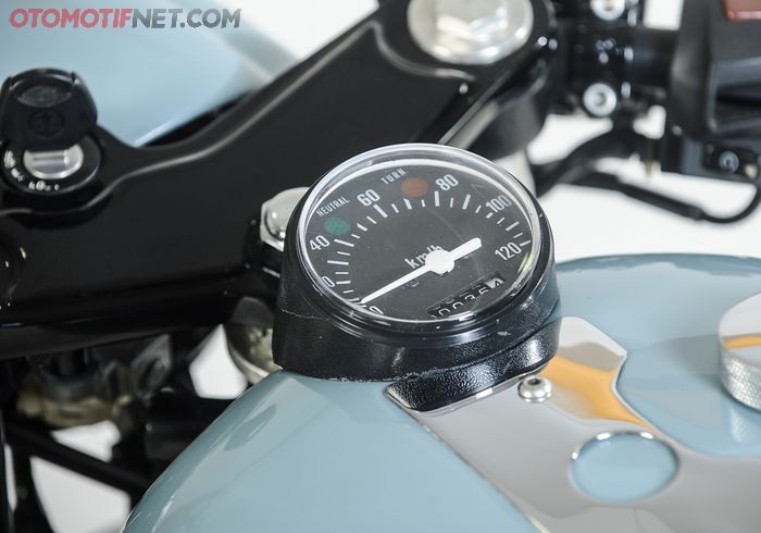 Spidometer nempel di ujung depan tangki custom Byson