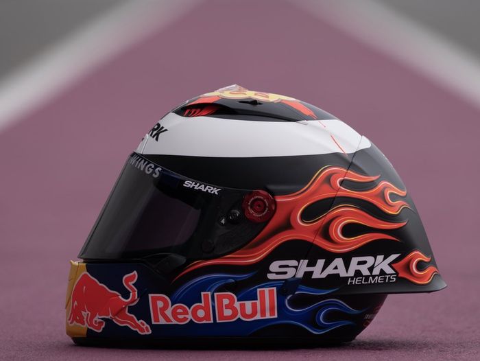 Jorge Lorenzo baru saja memamerkan helm yang akan digunakannya di MotoGP 2019