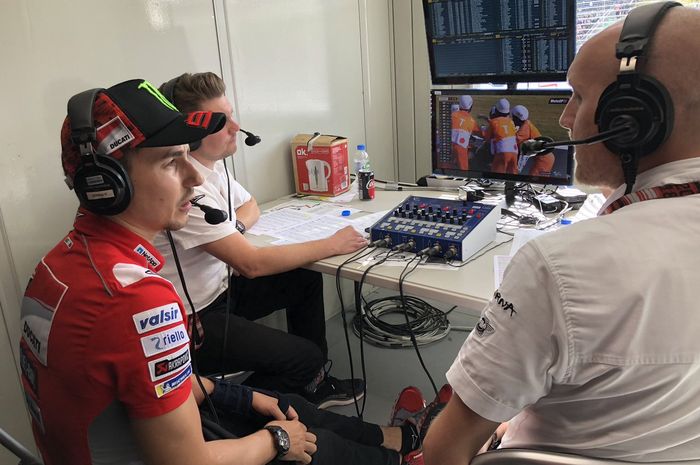 Jorge Lorenzo jadi komentator saat FP4 MotoGP Jepang, (20/10/2018)