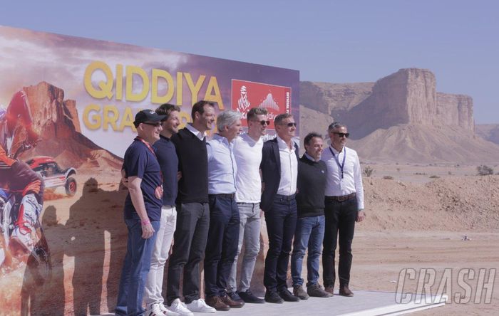Alexander Wurz (ketiga dari kiri) bersama mantan dan pembalap F1 dan juga pejabat terkait proyek sirkuit F1 Arab Saudi di Qiddiya