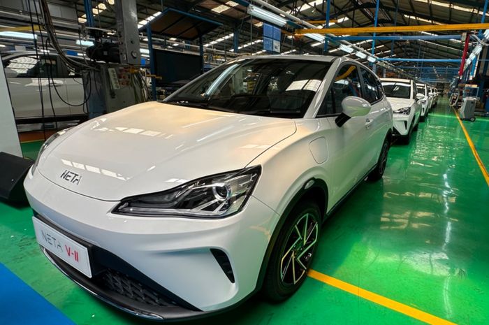 (ilustrasi) Perakitan mobil listrik Neta V-II di pabrik PT HIM. Strategi menggandeng distributor lokal, serta mengintegrasikan pasokan suku cadang.