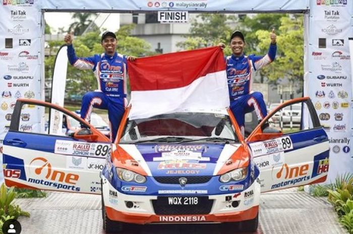 Potret pembalap Julian Johan dan Recky Resanto rayakan HUT ke-75 RI