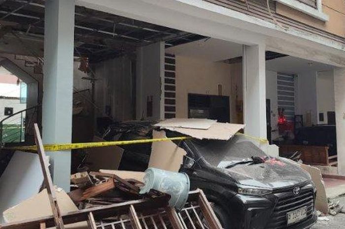 Toyota Avanza terimbas ledakan gas elpiji dari dalam rumah di perumahan Liberty kota Medan