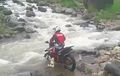 Detik-Detik Motor Hanyut Terbawa Arus Sungai Deras, Nyaris Hilang