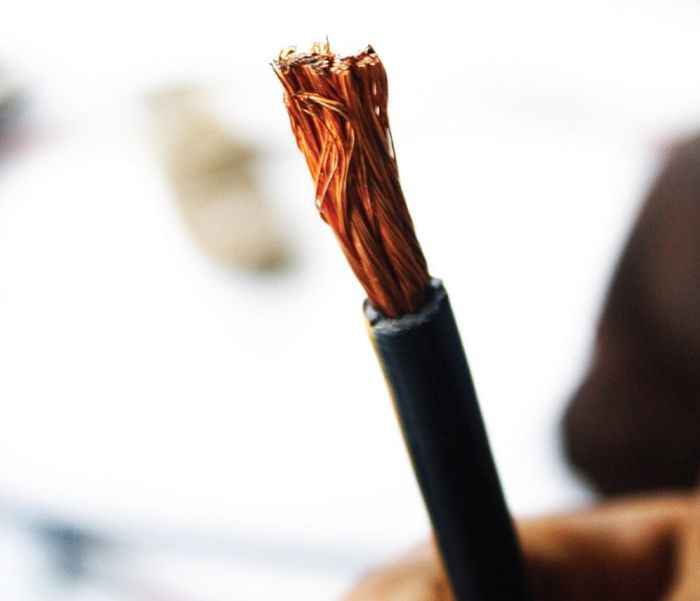 Kualitas kabel grounding jangan disepelekan. Pilih kabel berkualitas baik untuk dijadikan grounding. Di pasaran tersedia kabel khusus untuk grounding