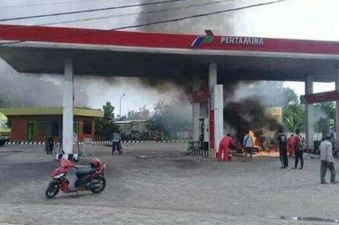 Suzuki Thunder habis dilalap api di SPBU Tuban, Jawa Timur