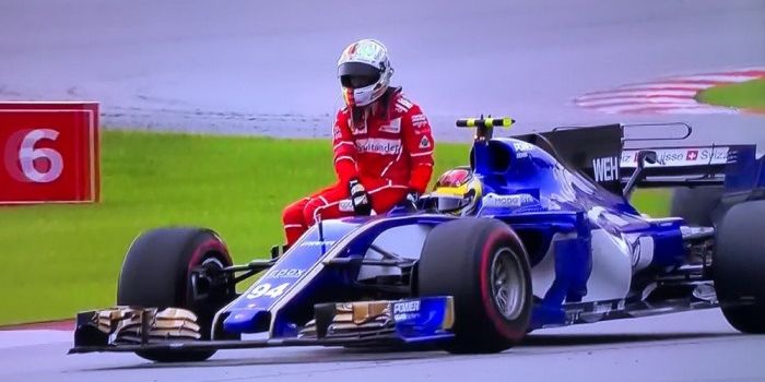 Sebastian Vettel terpaksa menumpang mobil pembalap tim Sauber, Pascal Wehrlein