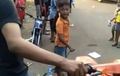 Walah, Bocah-bocah Penasaran, Ngerasain Disetrum Pakai Vespa, Spontan Pada Kelojotan
