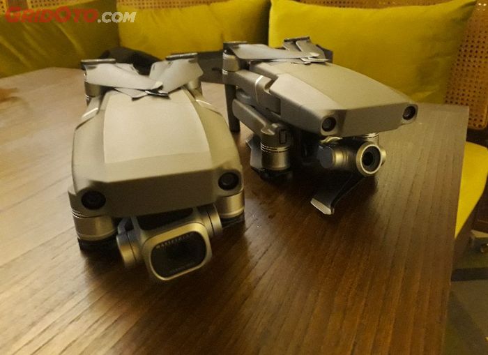 Mavic 2 Zoom (kanan) saat dilipat, simpel untuk dibawa turing