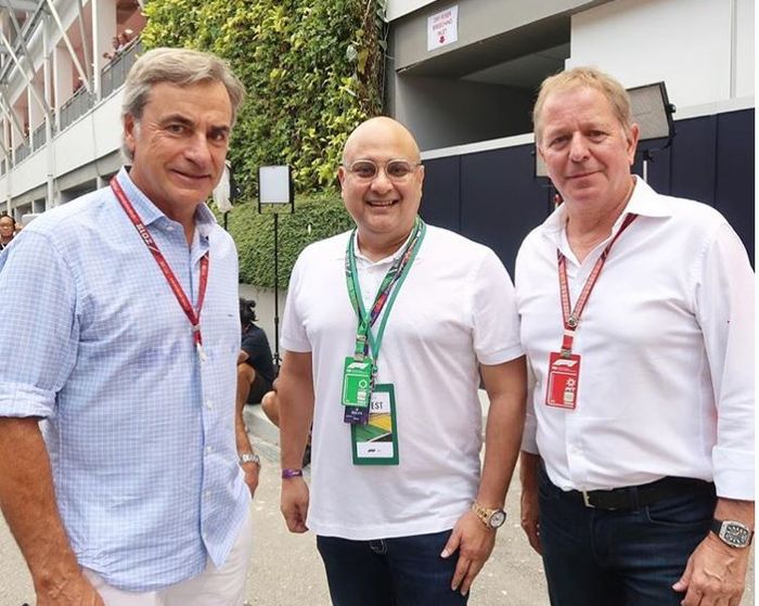 Irwan Mussry bersama Calos Sainz (kiri) dan komentator F1, Martin Brundle (kanan)