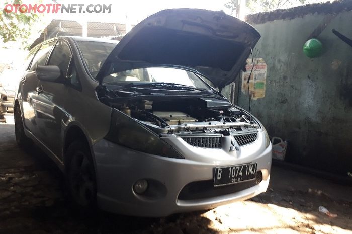 Mitsubishi Grandis sedang dalam perbaikan di bengkel spesialis