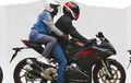 Biar Enggak Oleng. Begini Cara Berboncengan Motor yang Benar