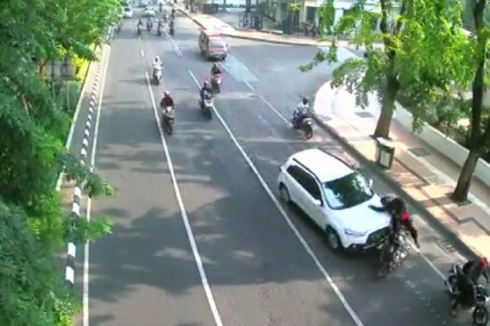 Sebuah Mitsubishi Outlander menabrak 3 pengendara sepeda motor di Jalan Darmo, Surabaya.