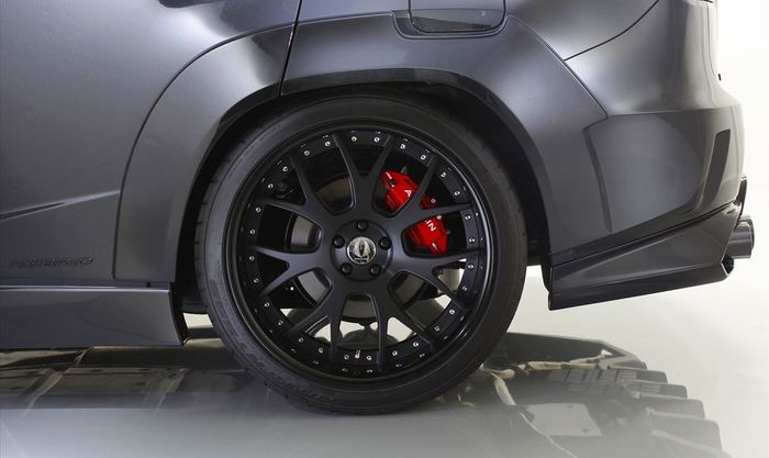 Lexus RX 450h mengasup pelek model Y-spoke warna hitam ukuran 22 inci