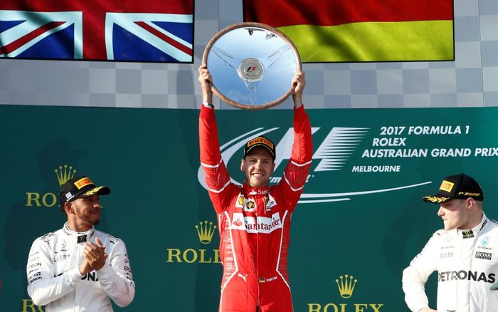 Sebastian Vettel (tengah) dan Lewis Hamilton (kiri) akan bersaing jadi pemenang terbanyak F1 Australia