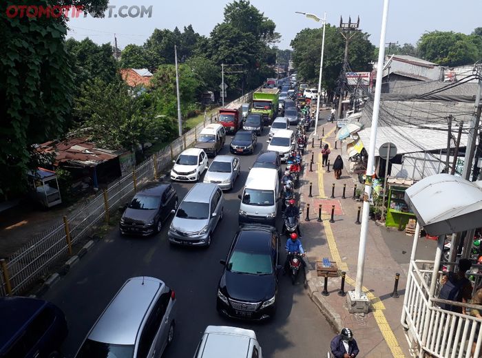 Kemacetan saat PPKM Darurat di depan Stasiun Lenteng Agung, Jakarta Selatan pada Senin (5/7/2021).