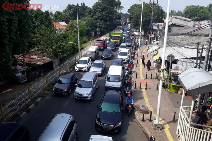 Ilustrasi kemacetan di depan Stasiun Lenteng Agung, Jakarta Selatan pada Senin (5/7/2021).