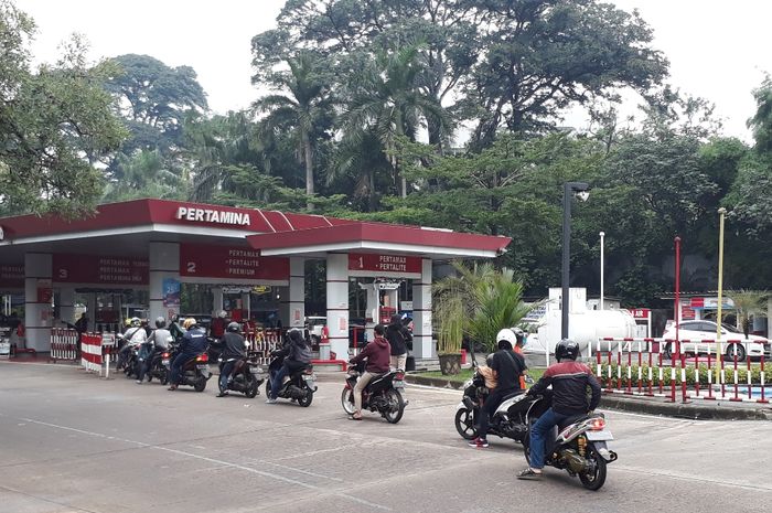 Sejumlah motor antre isi BBM di SPBU Pertamina