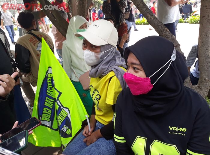 Vera dan Mita, fans berat Valentino Rossi tetap mewarnai parade pembalap MotoGP di Bundaran HI, Jakarta Pusat.