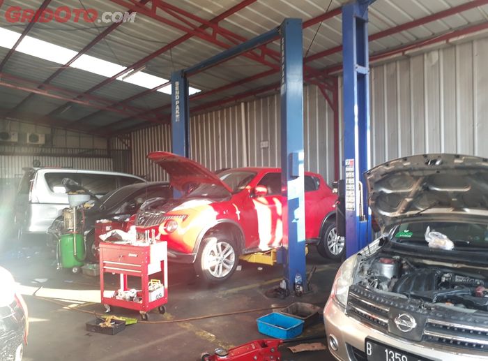 Mobil Nissan yang sedang servis di Jasmin Motor