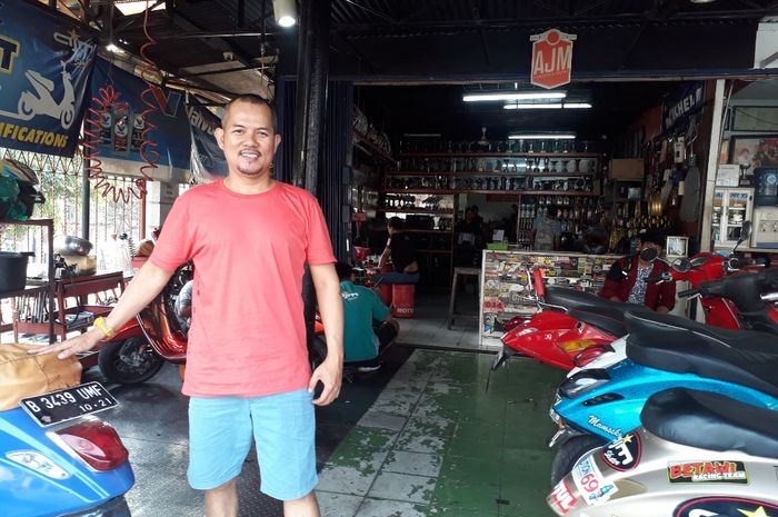Sosok Ahmad Jayadi, pembalap legendaris Indonesia.