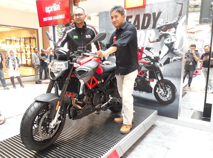 Robby Gozal (kiri) dan Yudi Riswanto (kanan) berfoto dengan Aprilia Shiver 900