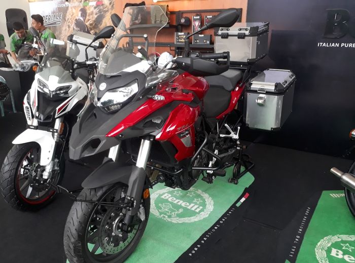 Benelli TRK 251 dan TRK 502 (kanan) di booth 