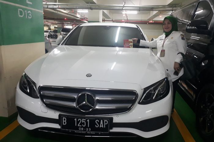 Mercedes-Benz E250 yang terjaring razia PKB di Mall Pacific Place, Jakarta Selatan