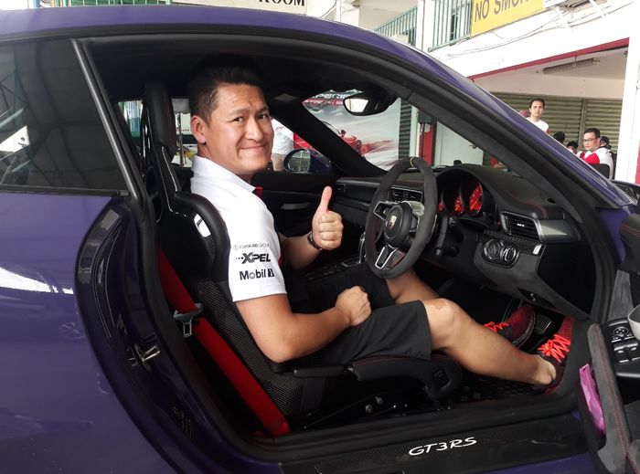 William berfoto di dalam Porsche 911 GT3 RS miliknya