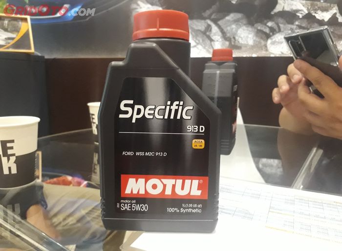 Oli mesin Motul