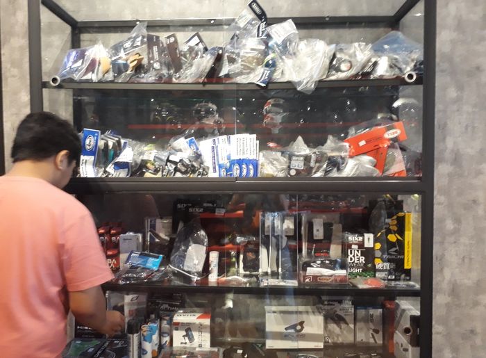 Lemari sparepart helm di RC Motogarage