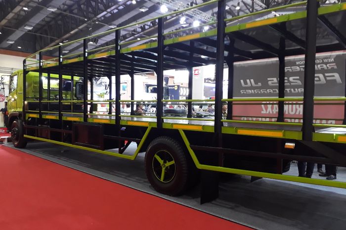 Tampak samping kargo muatan Hino FG 235 JU