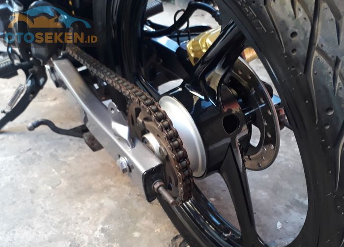 Ilustrasi arm belakang Yamaha F1ZR yang masih mulus dan lurus.