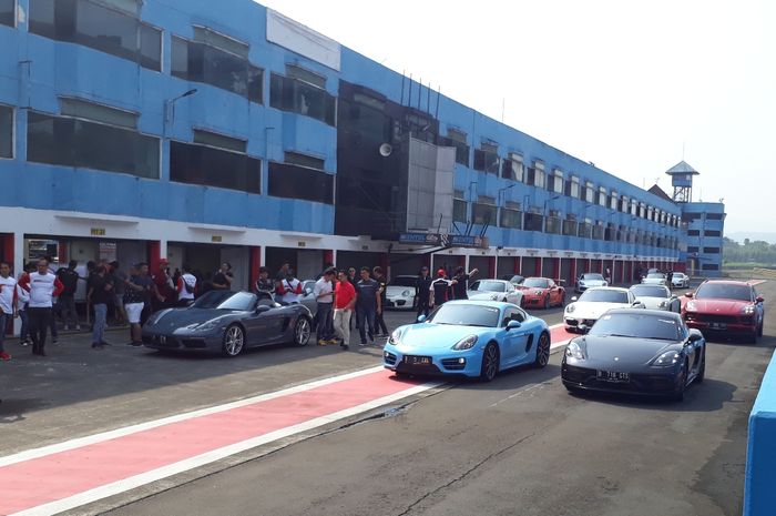 Mobil komunitas Porsche Club Indonesia di Sirkuit Sentul