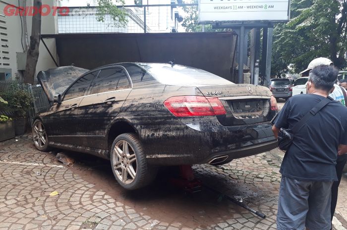 Ilustrasi mobil terendam banjir , Mercedes-Benz E300 menjadi korban banjir di Kemang, Jakarta Selatan