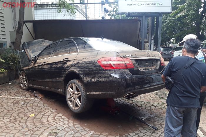 Kondisi Mercedes-Benz E300 yang habis terkena banjir di Kemang, Jakarta Selatan