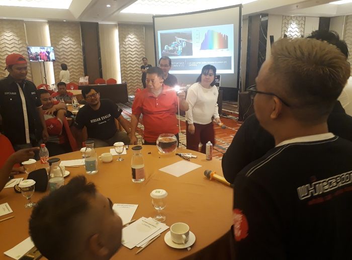 Komunitas menyaksikan product knowledge dari Wealthy Group