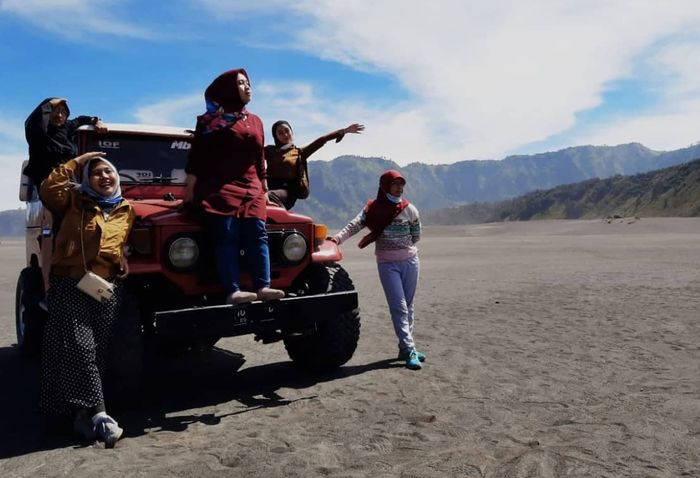 Ilustrasi berwisata naik jip di Taman Nasional Bromo Tengger Semeru, Jawa Timur