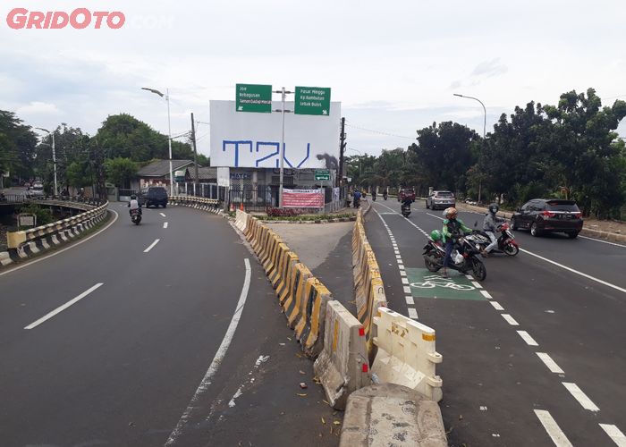 Walau sudah dihalangi barrier, sejumlah pemotor masih nekat melawan arah di Flyover Lenteng Agung, Jakarta Selatan