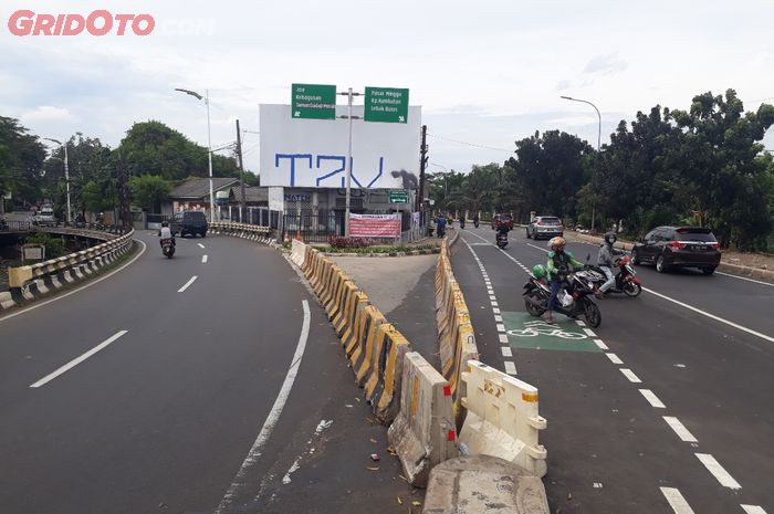 Ilustrasi pemotor melawan arah di Flyover Lenteng Agung, Jakarta Selatan