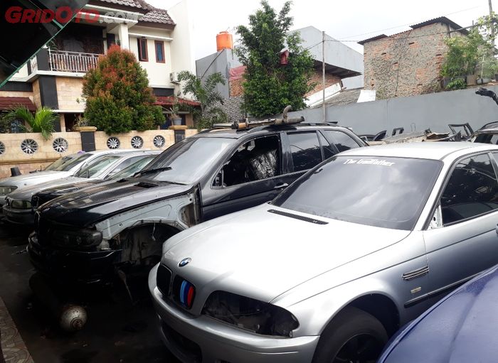 Deretan mobil BMW yang siap dipreteli di Kampakan Awi BMW